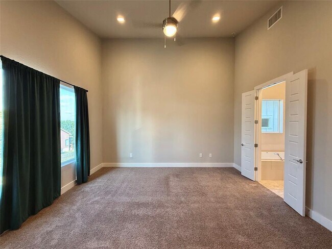 Building Photo - 6325 Florencia Ln