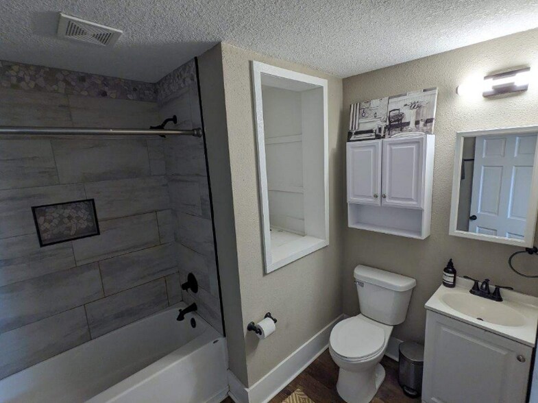 Building Photo - 902-904 W Locust St