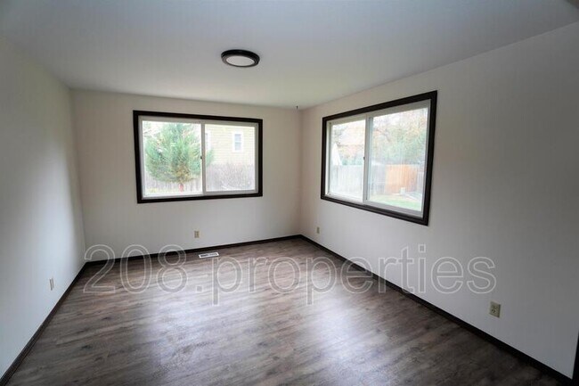Building Photo - 3392 S Maze Ave