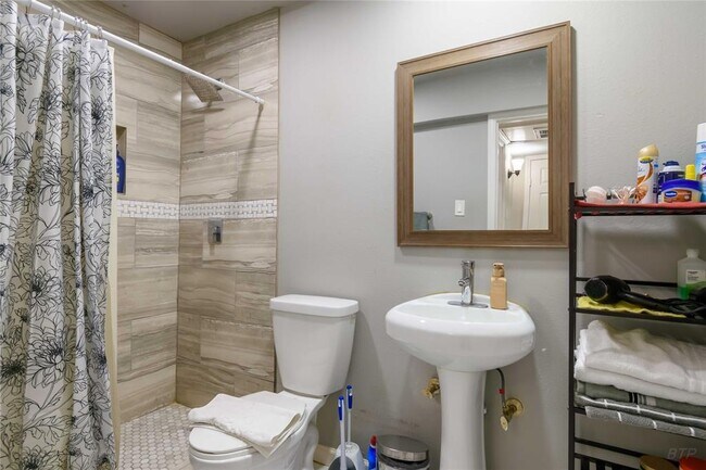 Building Photo - 8110 Albacore Dr