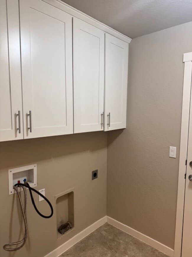 Building Photo - CUSTOM 3 BEDROOM, 2 BATH HOME NEAR SOUTH MEDFORD HIGH SCHOOL