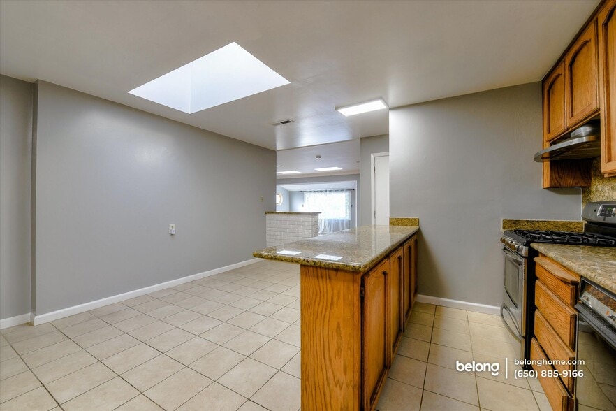Building Photo - 32 Iris Ln