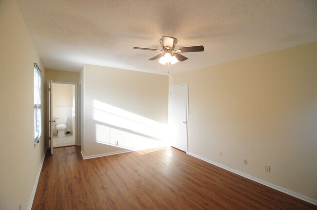 Building Photo - Upper Floor Condo, Great Area