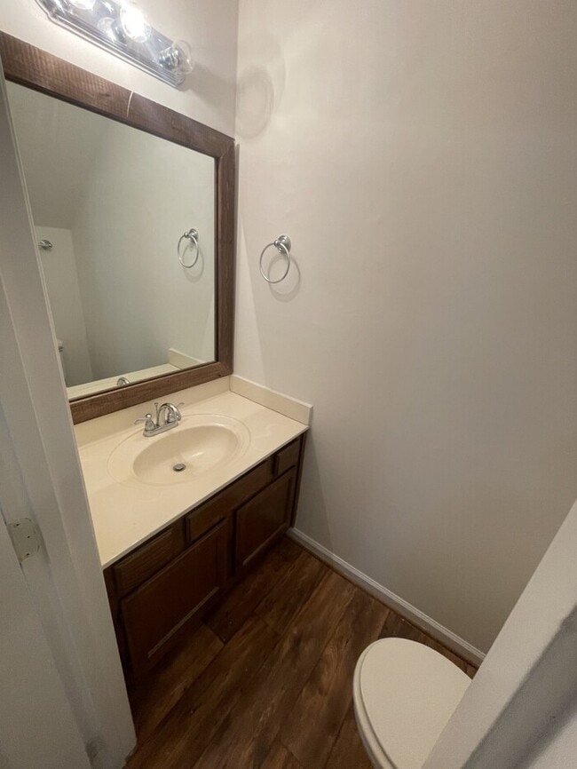 Building Photo - 2 bd 2.5 bath end unit townhome