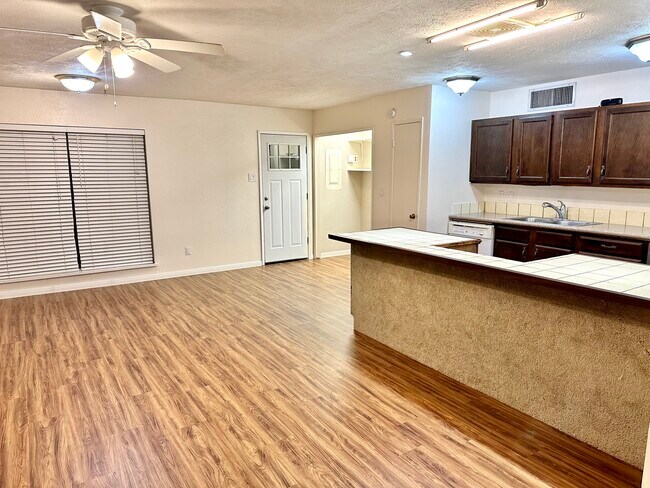 Building Photo - 521 Hanover Dr