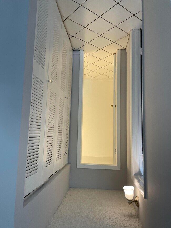 Building Photo - 2771 Riverside Dr