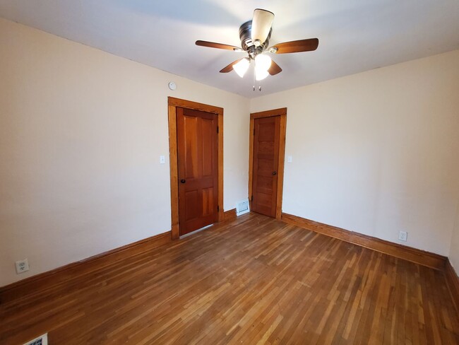 Building Photo - Adorable Pet Friendly House in Oelwein! 2n...