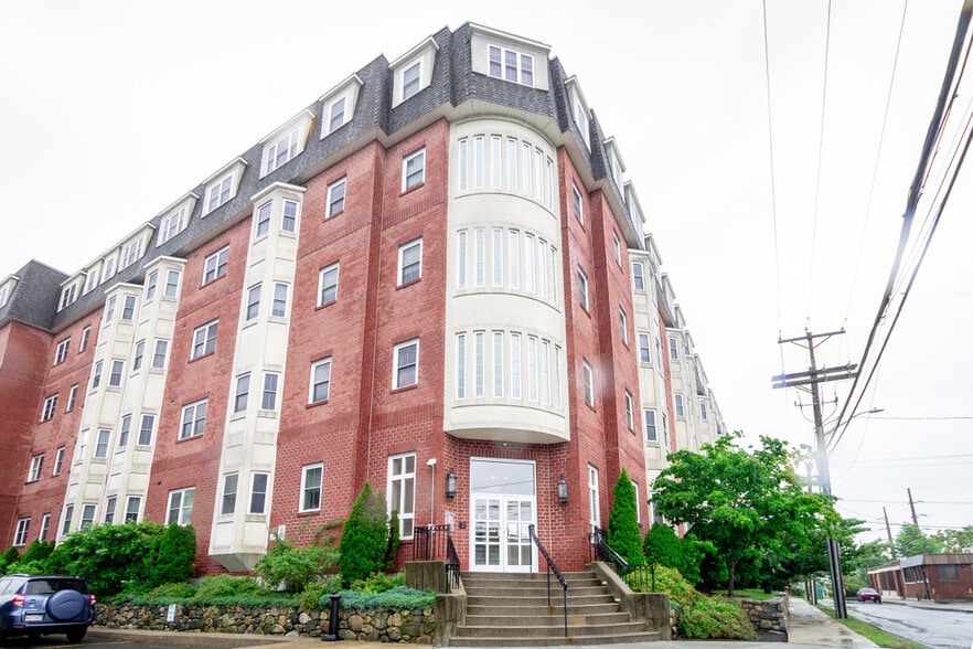 Building Photo - 120 Wyllis Ave
