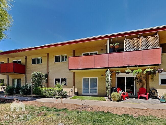 Primary Photo - 355 E Thomas Rd