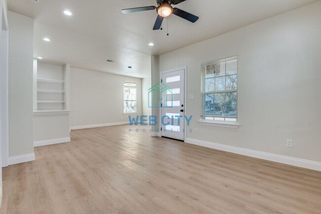 Building Photo - 4900 Leland Ave