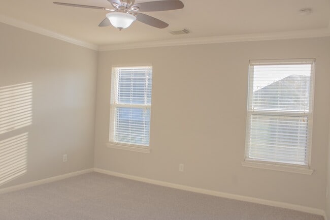 Building Photo - 29607 Legends Green Dr