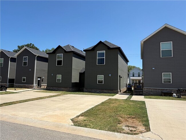 Building Photo - 1349 S Duncan Ave