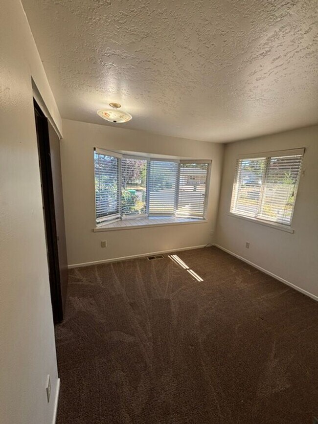 Building Photo - 408 E Pinehurst Dr
