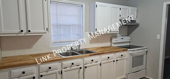 Building Photo - 2310 N Chamberlain Ave