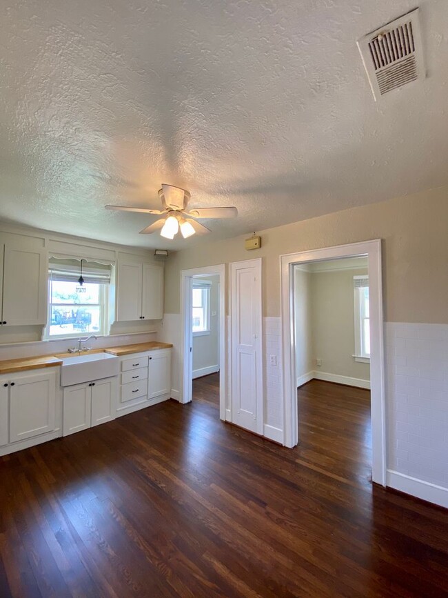 Building Photo - 2 bed/1 bath Upstairs Duplex with Private ...