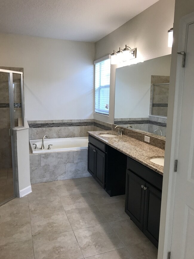 Building Photo - Large 4/3 Lake Front Executive Home with 3...