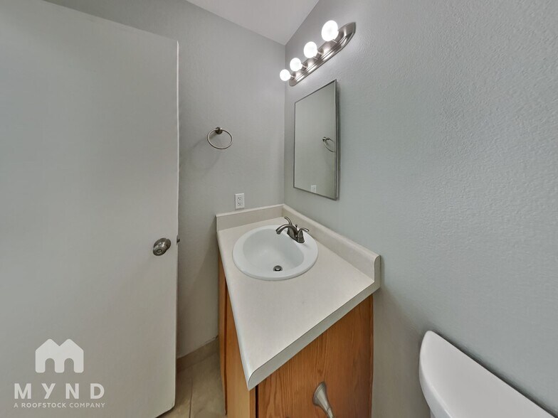Building Photo - 11903 W Cabrillo Dr
