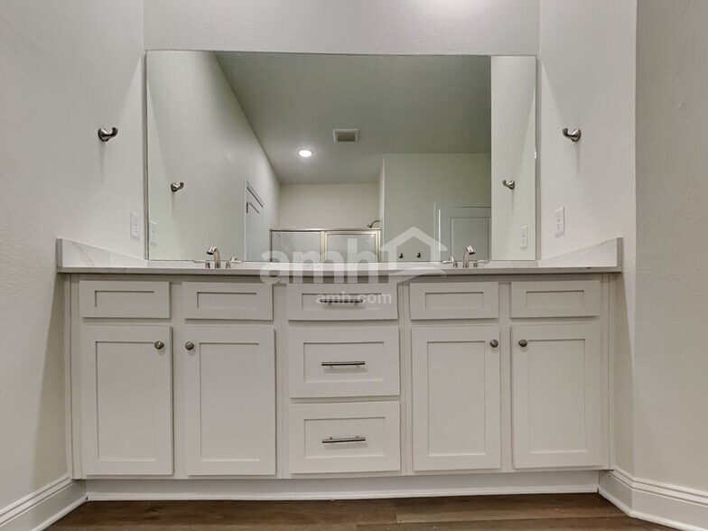 Building Photo - 11650 Bay Hl Cir