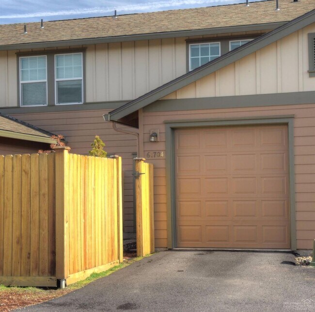 Building Photo - Darling Townhouse in Southeast Bend!