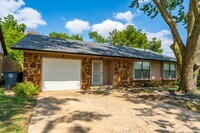 Building Photo - 3 Bed | 2 Bath in Tulsa!