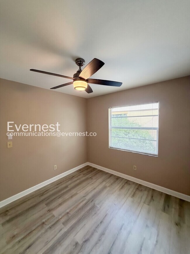 Building Photo - 3 Bed/2 Bath Home with Garage / Pet-Friendly / Vouchers Accepted / Available Now!
