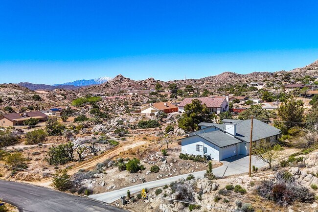 Building Photo - Western Hills Estate home/ 3 bedroom/ 2 ba...