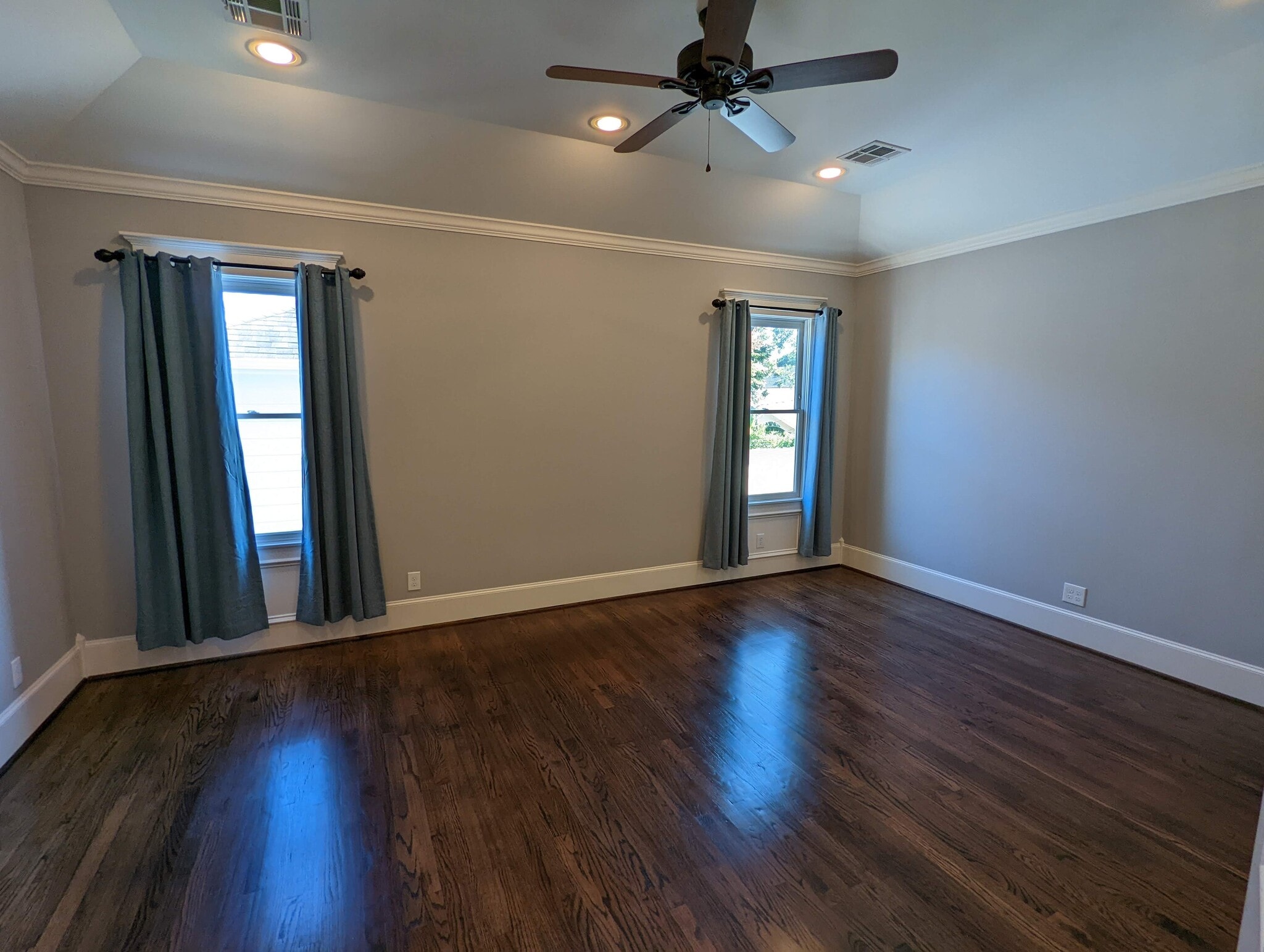 Building Photo - 722 E 29th St