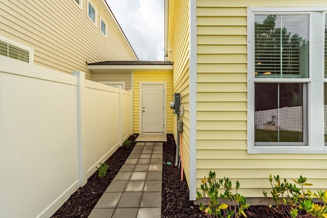 Building Photo - 121 Hawthorne Landing Dr