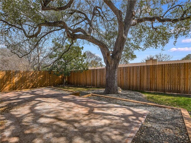 Building Photo - 11711 Oak Knoll Dr