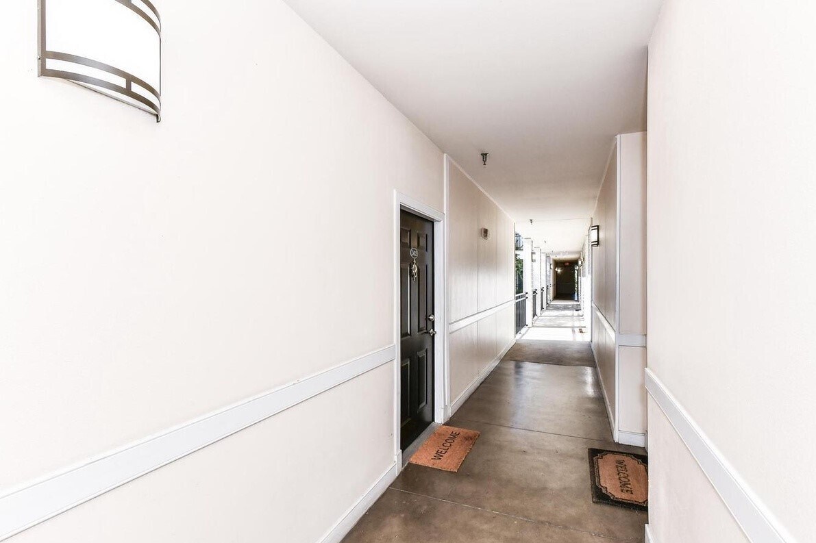 Building Photo - 12913 Centre Park Cir