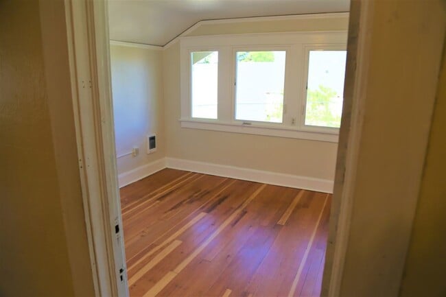Building Photo - ON MONROE! Remodeled 4 Bed/2 Bath Better than on Campus
