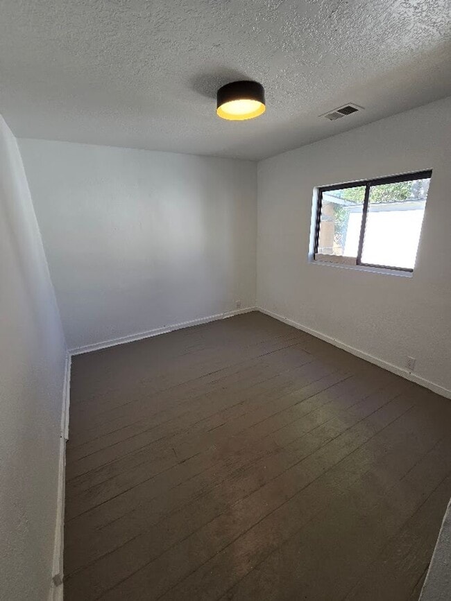 Building Photo - 3 bedroom 2 bath HOUSE for Rent near Downtown