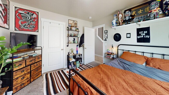 Building Photo - Spacious Townhome - 4 Bedrooms/3 Baths in South Jordan