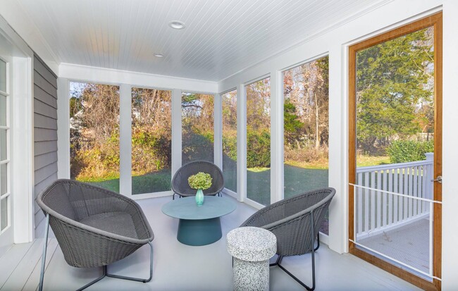 Building Photo - 212 Meadows W