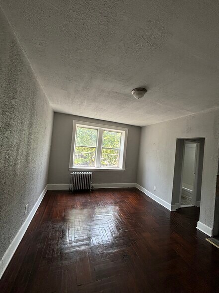 691 Elizabeth Ave 22 - 10 Goldsmith Ave