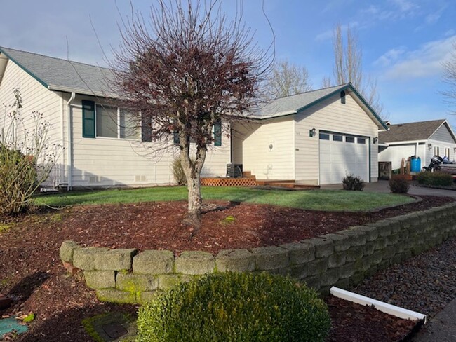 Building Photo - 3 Bedroom 2 Bath McMinnville OR