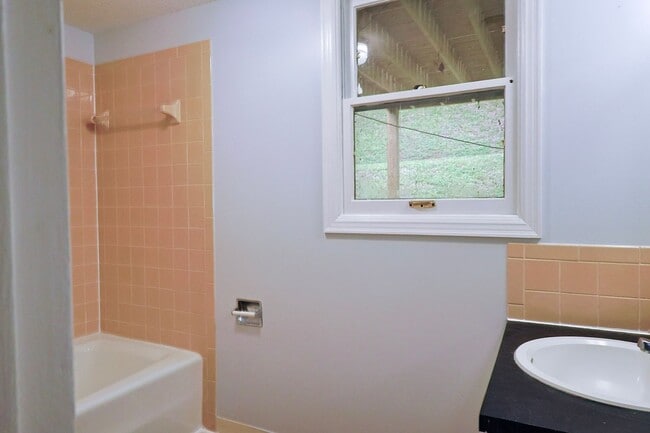 Building Photo - nice renovated 4 Bed 3 Bath