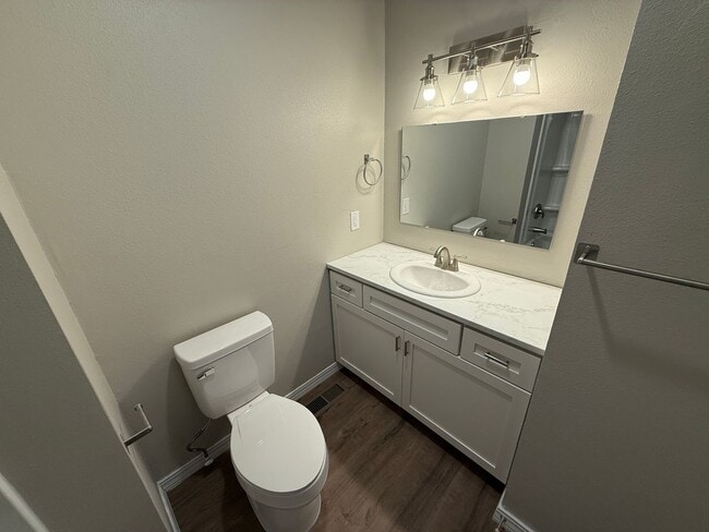 Building Photo - Newly Refurbished !