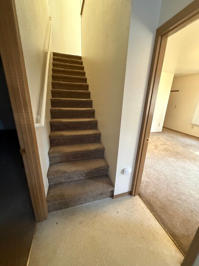 Building Photo - Westside 3 Bdrm, 2 Bath Townhouse close to COCC!  All Appliances, Washer/dryer hookups, Single ga...