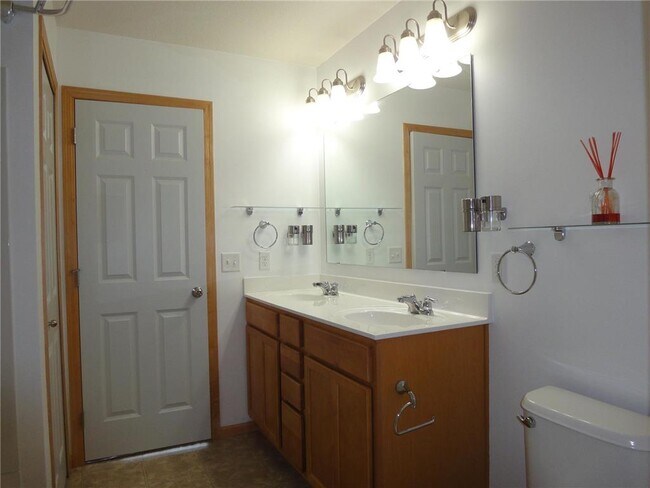 Building Photo - 11846 Emery Village Dr N