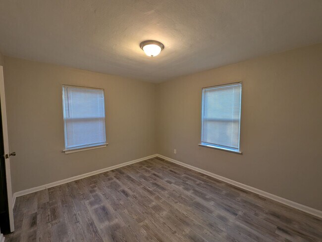 Building Photo - Lovely on Lorna