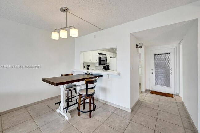 Building Photo - 1911 Sabal Palm Dr