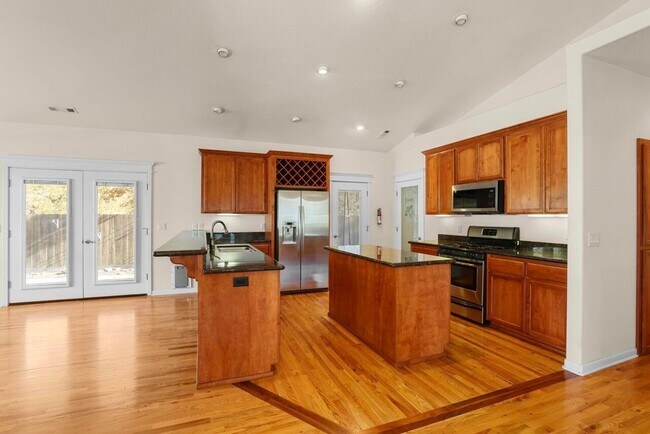 Building Photo - 6400 Rogue River Dr