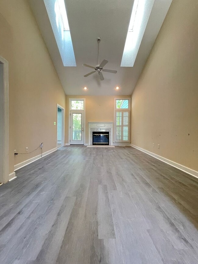 Building Photo - Light & Airy Townhome in Downing Creek, wo...