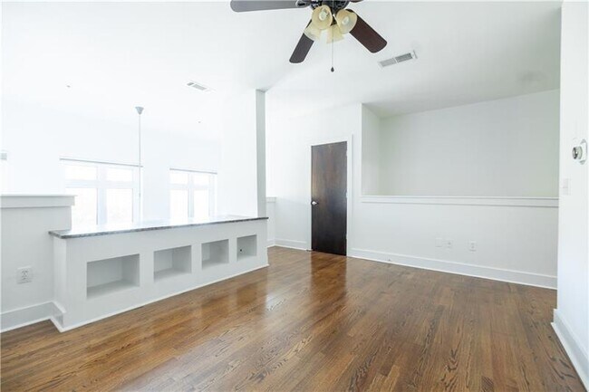 Building Photo - 1221 Caroline St NE