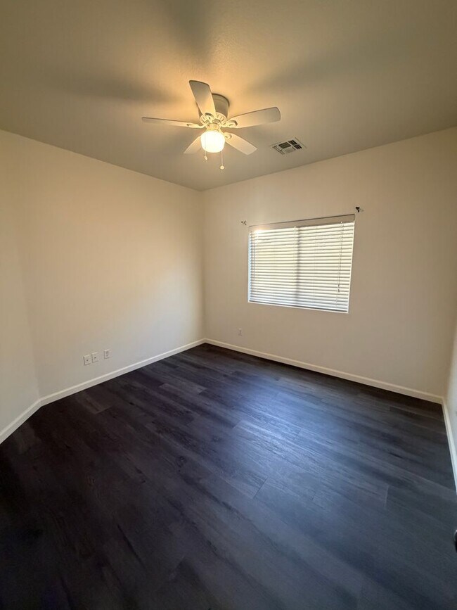 Building Photo - Welcome home to this meticulously maintained property in desirable Sun Groves Subdivision!