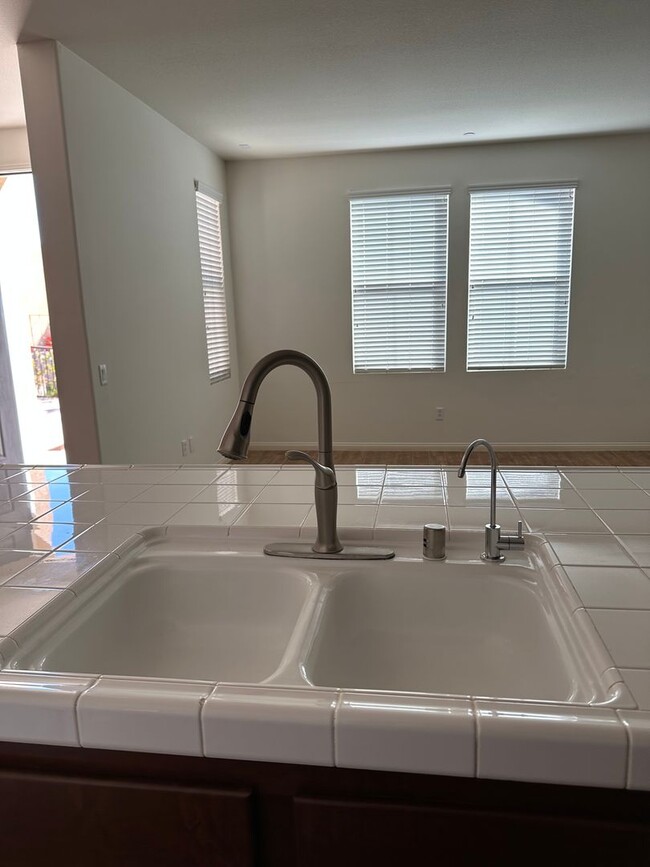 Building Photo - 3 bed  + Loft / 3.5 bath in Placentia, Ora...