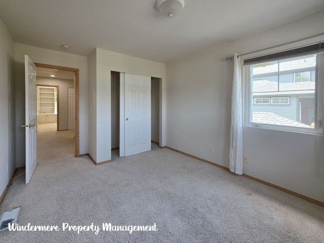 Building Photo - Bright and Spacious, Conveniently located ...