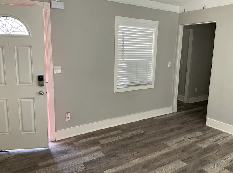 Building Photo - 431 Iris Rd