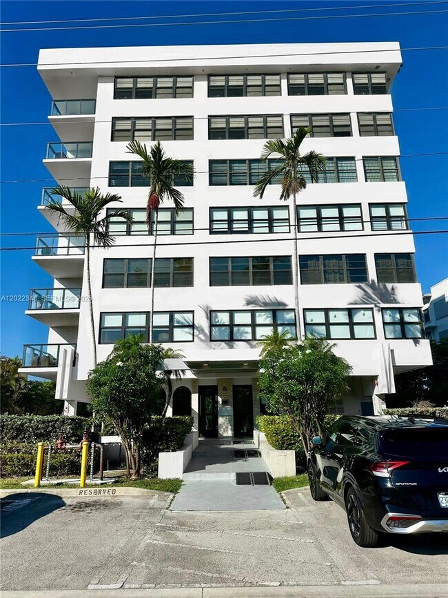 Building Photo - 9180 W Bay Harbor Dr